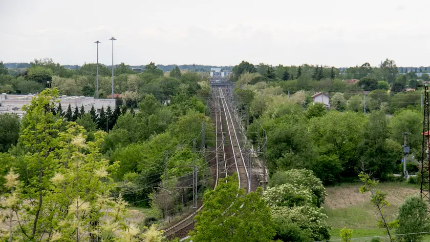 La linea ferroviaria in prossimità del bivio del San Polo, dove si sono verificati gli episodi (Foto Bonaventura)