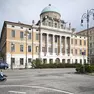 L’ala monumentale del Carciotti affacciata su Riva Tre Novembre, dove a breve verranno montati i ponteggi di messa in sicurezza foto Lasorte