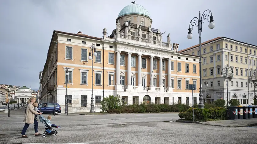 L’ala monumentale del Carciotti affacciata su Riva Tre Novembre, dove a breve verranno montati i ponteggi di messa in sicurezza foto Lasorte