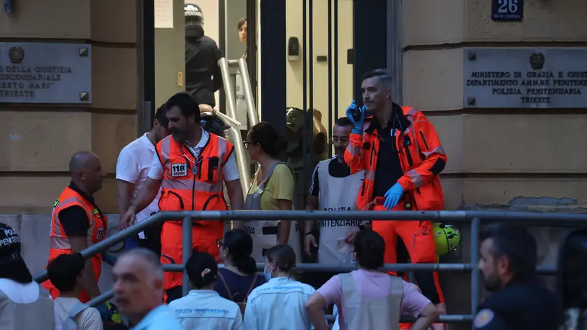 I soccorsi durante la rivolta in carcere al Coroneo dell’anno scorso: era la sera del 12 luglio (Foto Lasorte)