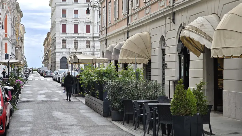 Uno scorcio di via Genova, nella zona di Ponterosso foto Lasorte