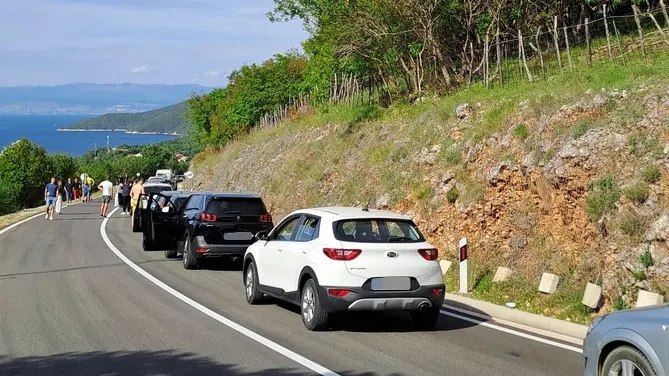 Veicoli in coda lo scorso weekend a Cherso per raggiungere lo scalo traghetti di Faresina. foto Novi list