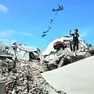 Un bambino in un campo profughi tra le rovine della Striscia di Gaza