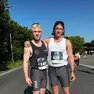 Rocco Ritchie (a sinistra) con un amico durante la maratona