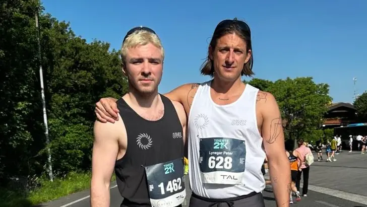 Rocco Ritchie (a sinistra) con un amico durante la maratona