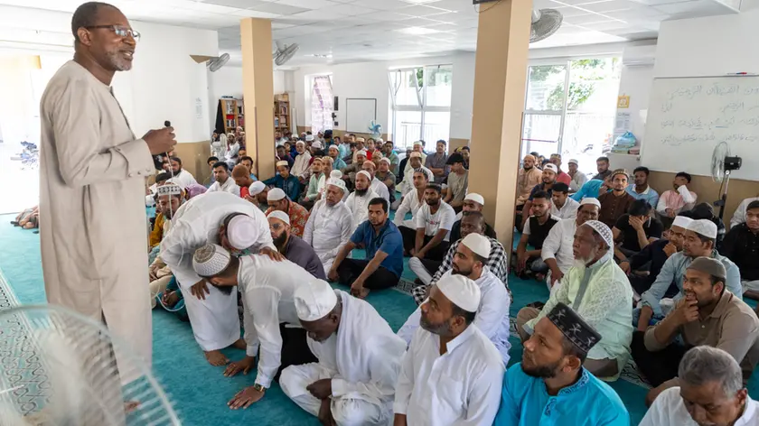Musulmani in preghiera a Monfalcone (Tibaldi)