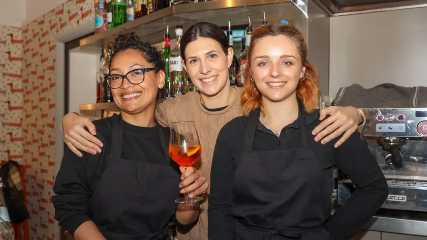 Sara Godeas con due colleghe (Foto Tibaldi)