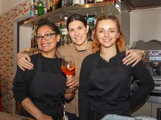Sara Godeas con due colleghe (Foto Tibaldi)
