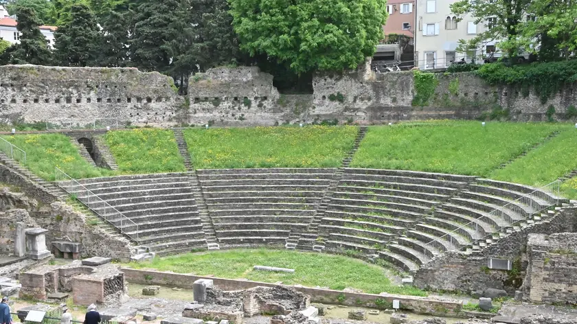 Il Teatro Romano e l’aera soggetta ai ristagni. Foto Francesco Bruni