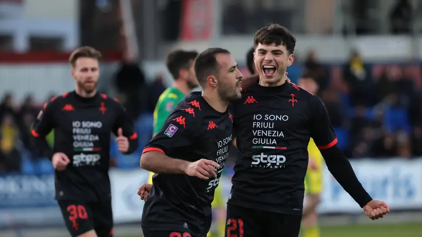 L’esultanza di Marco Olivieri e Mattia Tonetto nella partita vinta con il Caldiero al Gavagnin-Nocini