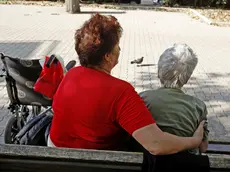 Un'anziana non autosufficiente assieme alla badante