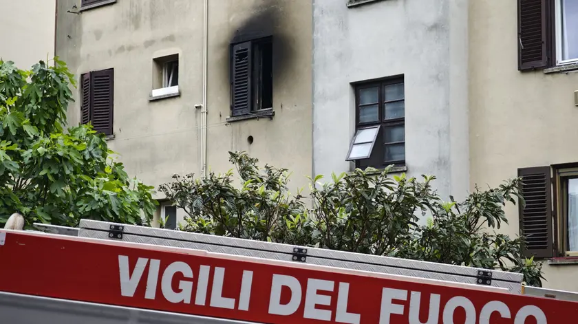 I vigili del fuoco e la finestra annerita dal fumo a Gretta (Lasorte)