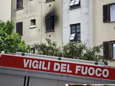 I vigili del fuoco e la finestra annerita dal fumo a Gretta (Lasorte)