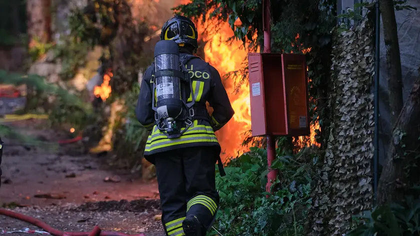 Uno dei vigili del fuoco impegnati nelle operazioni anti-incendio al campeggio di Opicina Foto Massimo Silvano