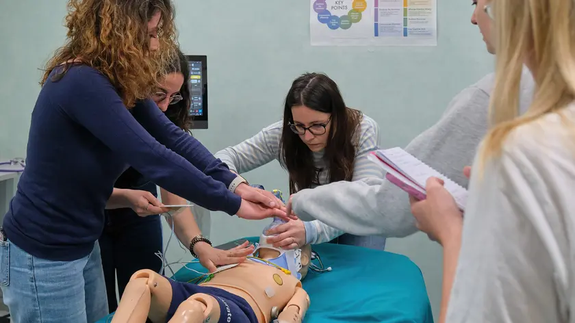 L’esercitazione sul manichino pediatrico (Foto Massimo Silvano)