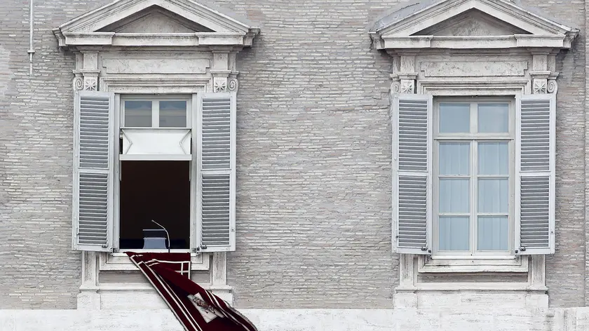 La finestra vuota dell'appartamento dove si affaccerà il Papa