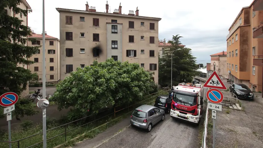 La palazzina interessata dall'incendio in via Carmelitani a Gretta (Lasorte)