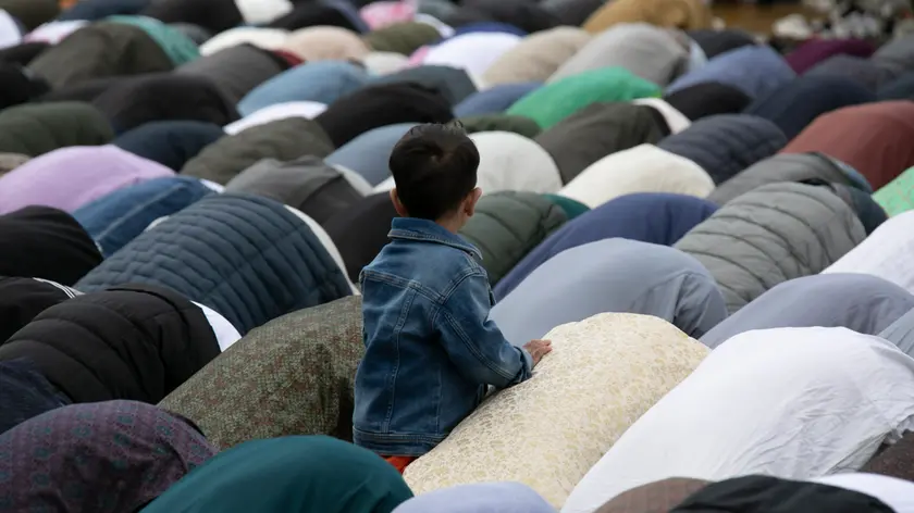 Fedeli in preghiera per la fine del Ramadan al centro Darus Salaam