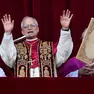 Il nuovo Papa, Leone XIV, giovedì sulla loggia delle benedizioni in piazza San Pietro. Ansa