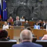 Il premier Robert Golob durante un intervento nell’aula parlamentare