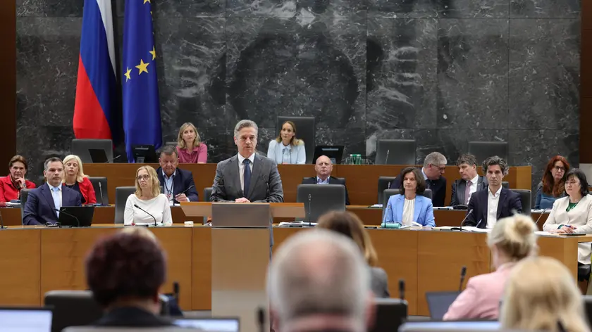 Il premier Robert Golob durante un intervento nell’aula parlamentare