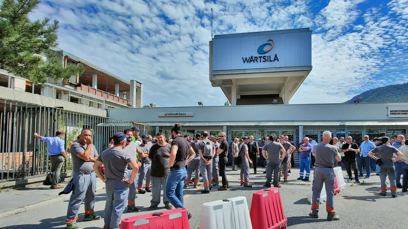 Lavoratori all’esterno dei cancelli il 14 luglio 2022 dopo aver appreso del comunicato con cui Wärtsilä aveva annunciato la chiusura della produzione e il licenziamento di 451 persone