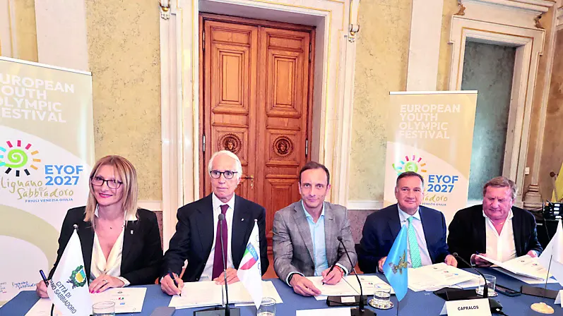Il tavolo delle autorità durante la cerimonia che ha formalizzato l’organizzazione dei Giochi Eyof 2027 (Foto Andrea Lasorte)