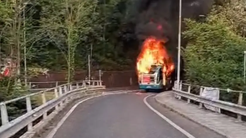 L'autobus della Trieste Trasporti in fiamme
