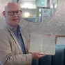 Oliver Goodinge mostra una delle pagine scritte nel cosro della sua permanenza in città dal padre Anthony, tenente del 1° Battaglione delle Guardie Scozzesi (Foto Lasorte)