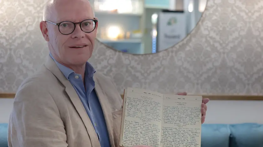 Oliver Goodinge mostra una delle pagine scritte nel cosro della sua permanenza in città dal padre Anthony, tenente del 1° Battaglione delle Guardie Scozzesi (Foto Lasorte)