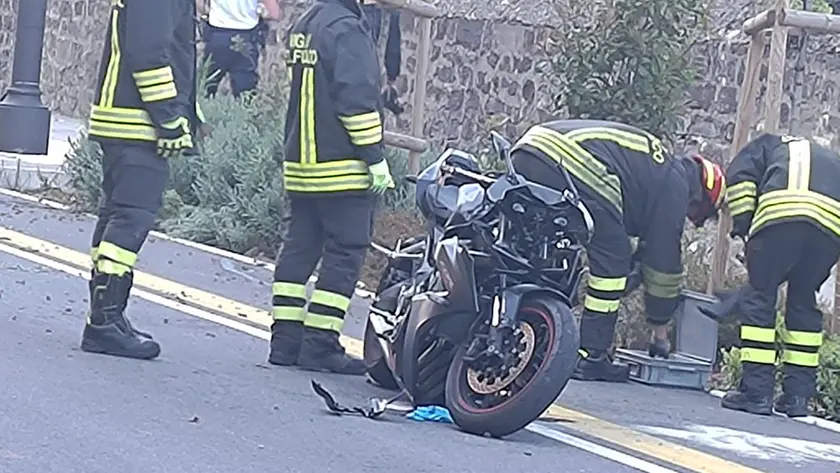 La moto e i Vigili del fuoco sul posto (Bruni)