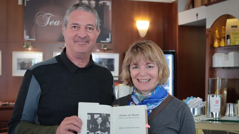 Lari Jane Bowman Rumpp, in visita a Trieste con il marito. Tra le mani il memoir dedicato al nonno materno (Foto Lasorte)