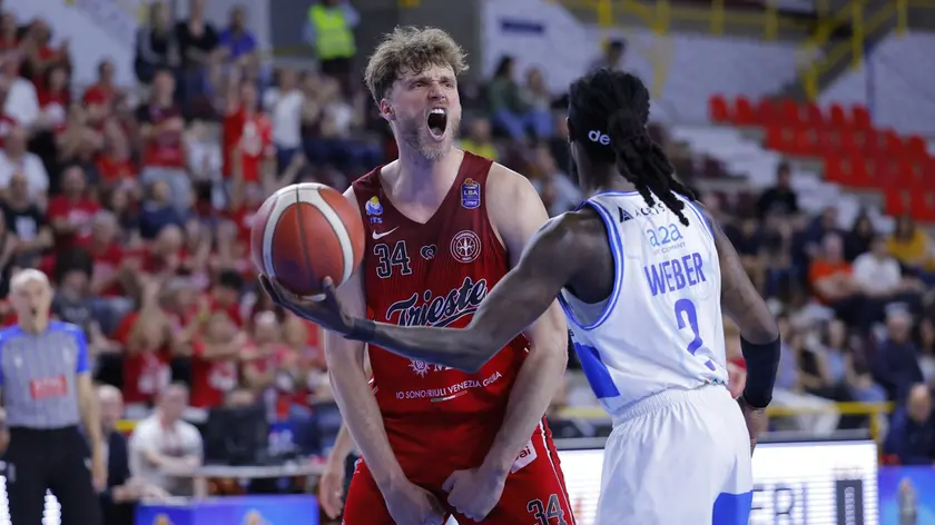 Jayce Johnson esulta contro Sassari (Ciamillo / Lasorte)