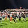 Il ringraziamento ai tanti tifosi a fine partita (Lasorte)