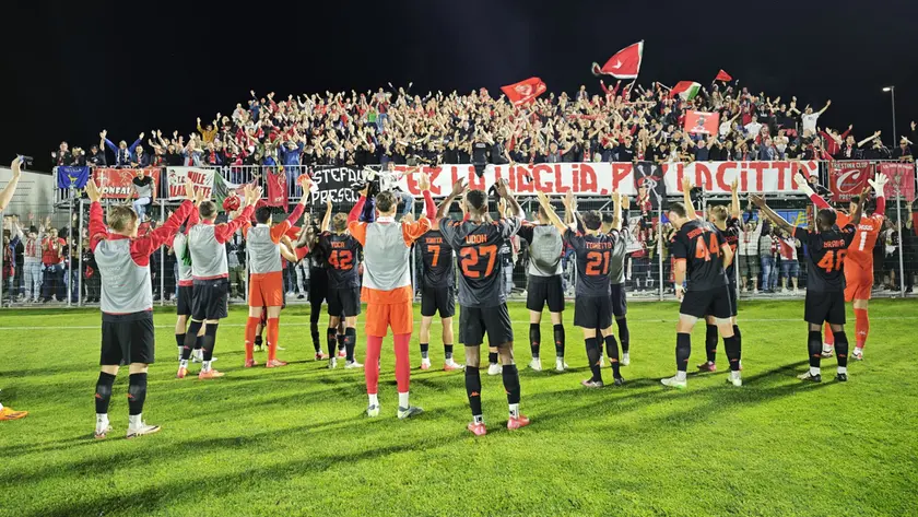 Il ringraziamento ai tanti tifosi a fine partita (Lasorte)