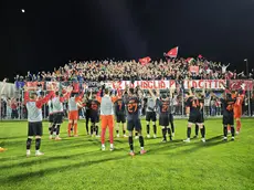 Il ringraziamento ai tanti tifosi a fine partita (Lasorte)