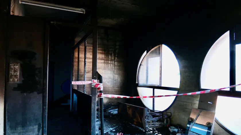 Gli interni distrutti dall'incendio in via Pasteur (Foto Silvano)
