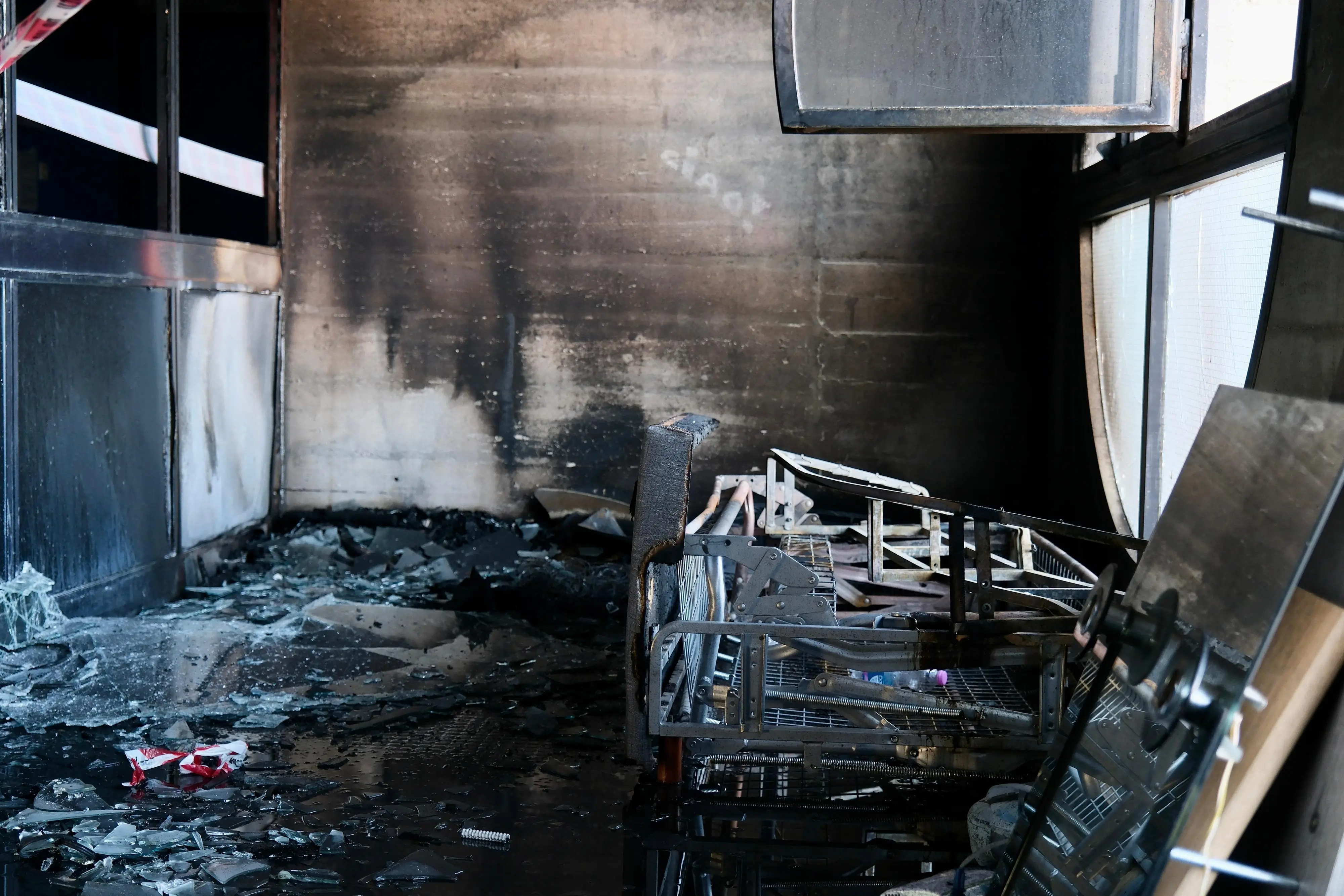 Gli interni distrutti dall'incendio in via Pasteur (Foto Silvano)