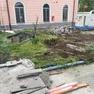 Lo smantellamento della piccola oasi verde della stazione ferroviaria Foto Roberto Marega