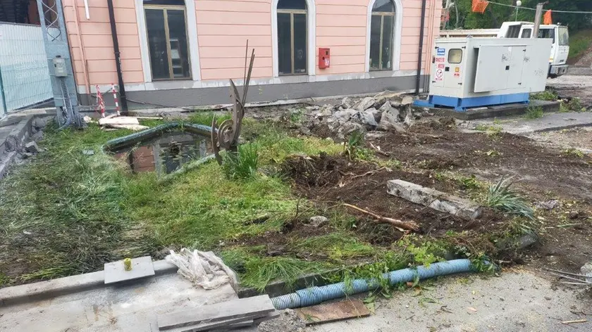 Lo smantellamento della piccola oasi verde della stazione ferroviaria Foto Roberto Marega