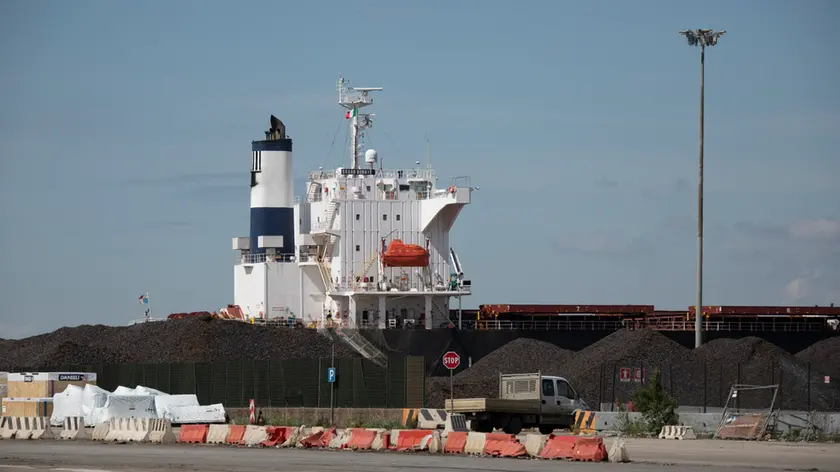 Banchine piene: cumuli di materiali ferrosi in porto a Monfalcone. Foto Bonaventura