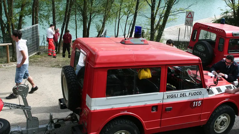 Gorizia. Un momento del ricupero del corpo di un 41enne suicida nell'acque dell'Isonzo da parte del 118 e pompieri. (Foto Roberto Coco)