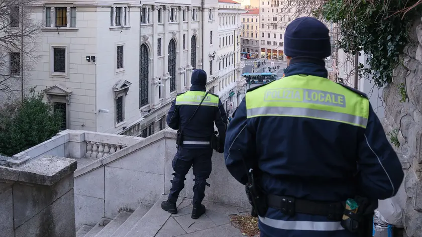 Una pattuglia della Polizia locale in servizio (foto Silvano)