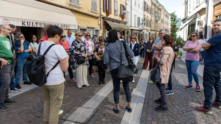 Il ritrovo degli iscritti all’iniziativa davanti alla sede di via Rastello dell’associazione Kulturhaus Görz (foto Tibaldi)