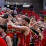 I giocatori di Trieste festeggiano con i tifosi presenti a Verona dopo la vittoria su Sassari (Foto Ciamillo/Lasorte)