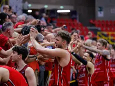 I giocatori di Trieste festeggiano con i tifosi presenti a Verona dopo la vittoria su Sassari (Foto Ciamillo/Lasorte)