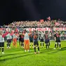 I giocatori della Triestina ringraziano gli oltre 500 supporter che li hanno sostenuti al Berti (Foto Andrea Lasorte)