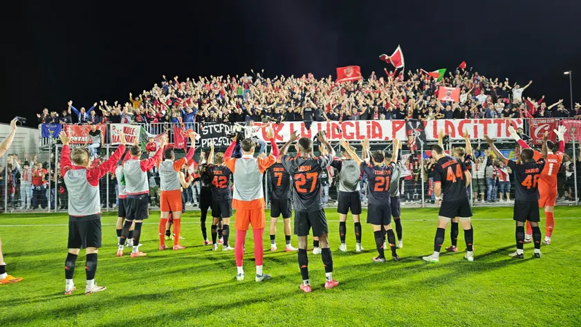 I giocatori della Triestina ringraziano gli oltre 500 supporter che li hanno sostenuti al Berti (Foto Andrea Lasorte)