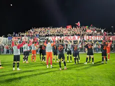 I giocatori della Triestina ringraziano gli oltre 500 supporter che li hanno sostenuti al Berti (Foto Andrea Lasorte)