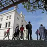 Turisti nel parco di Miramare (Silvano)